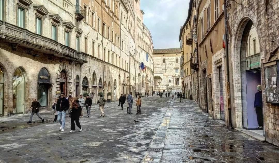 Corso Vannucci: the main street and what to see step by step