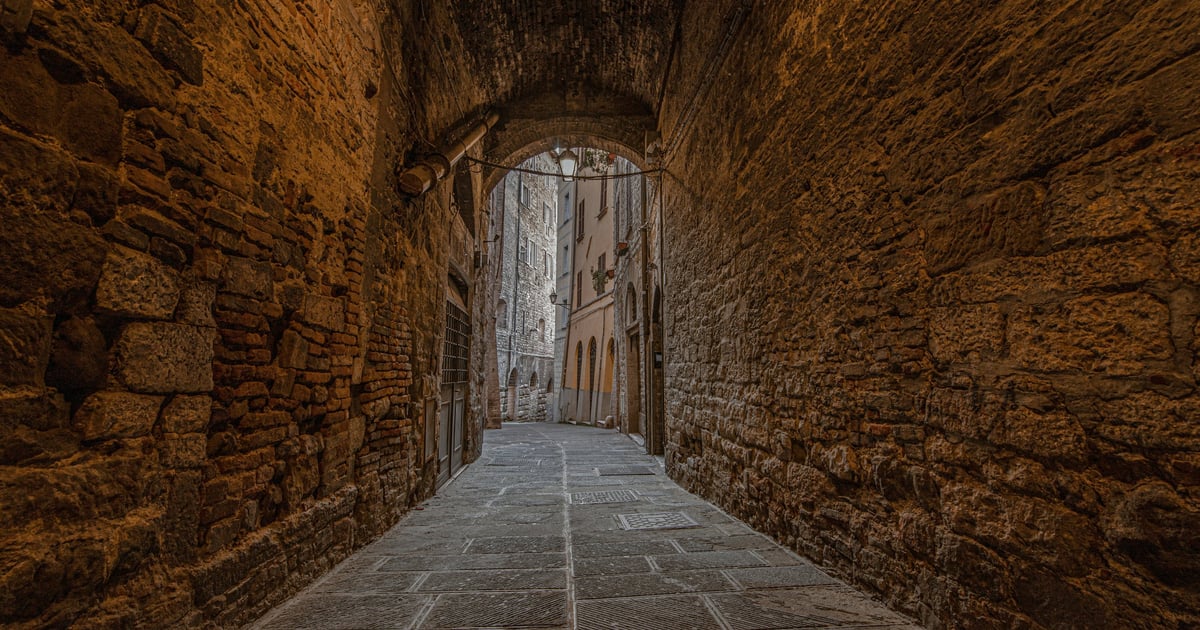 Perugia squares and stairways: a short route