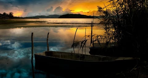 Discover Lake Trasimeno: villages, islands and breathtaking sunsets near Perugia